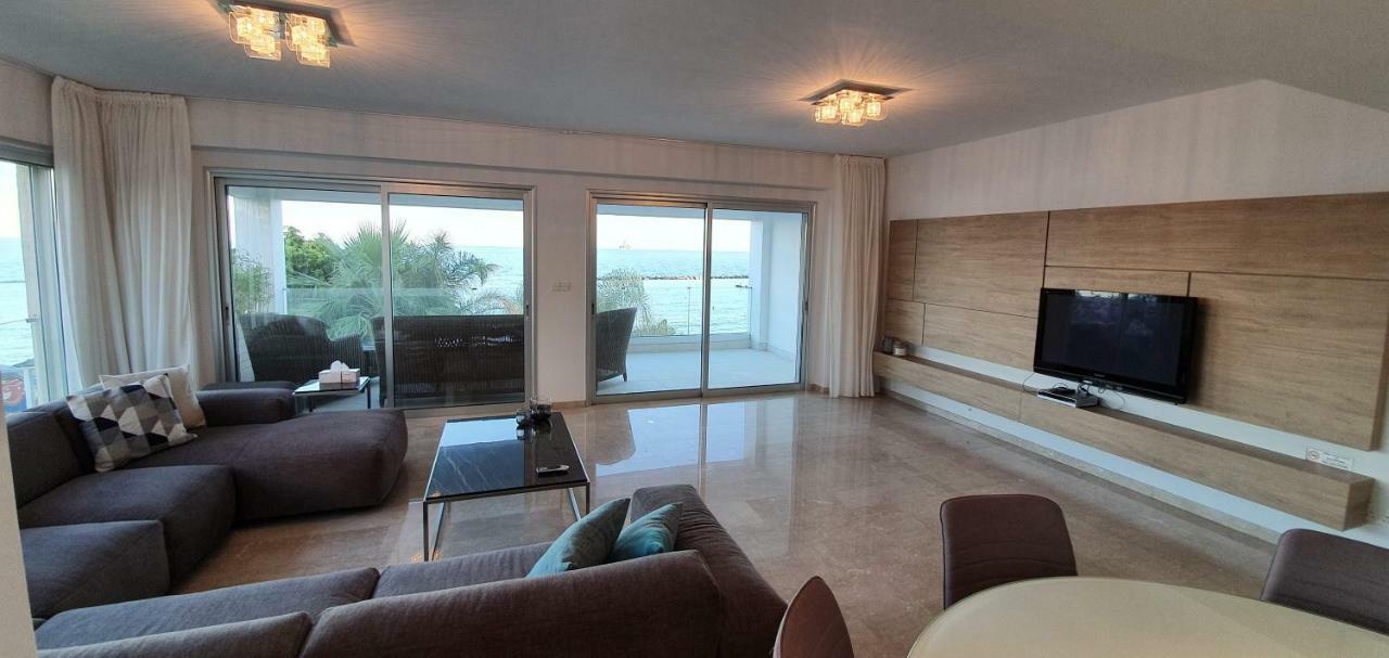 Pegasus Beach Front Apartment ลิมาซอล ภายนอก รูปภาพ