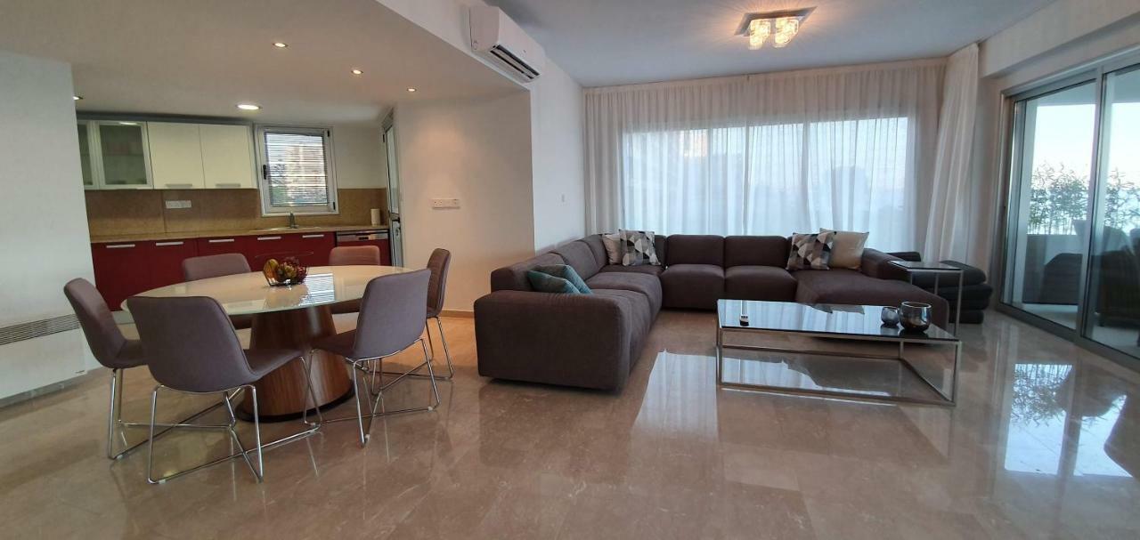 Pegasus Beach Front Apartment ลิมาซอล ภายนอก รูปภาพ