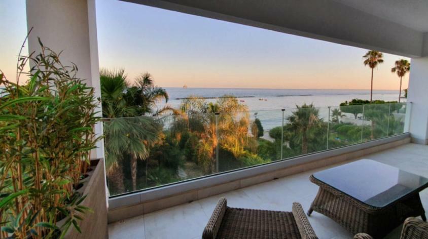 Pegasus Beach Front Apartment ลิมาซอล ภายนอก รูปภาพ